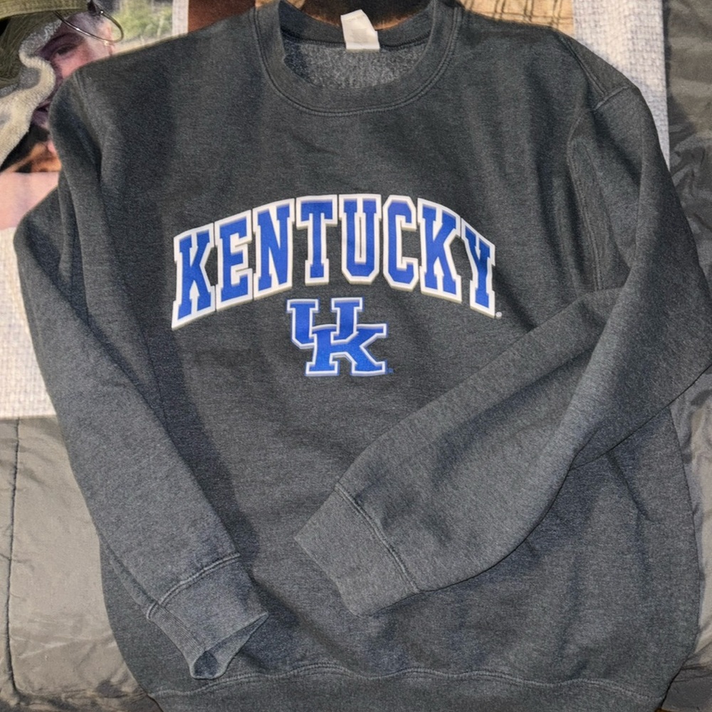 Men’s University of Kentucky sweatshirt.